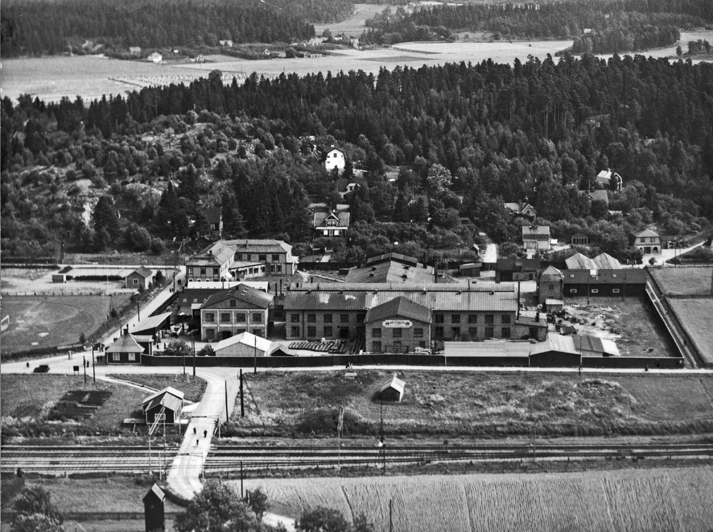 flygbild över skog och industribyggnad